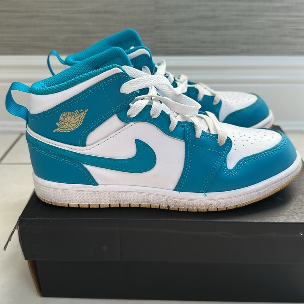 Jordan 1 Mid Preschool size 3 Y in Aquatone - Picture 2 of 11